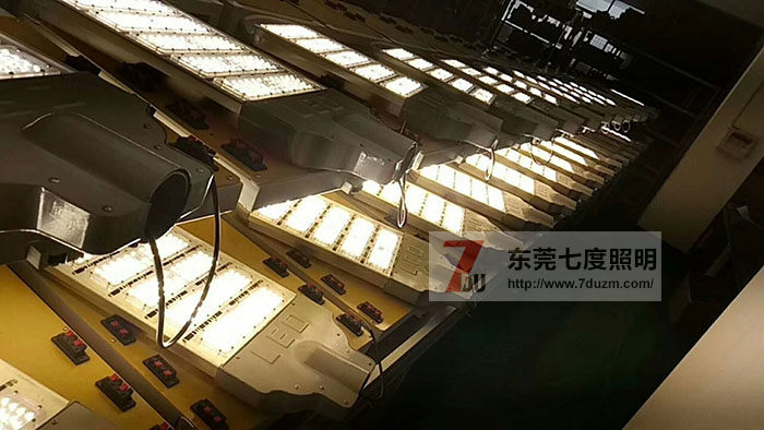 东莞香蕉视频官网照明模组式大功率led路灯头批量老化
