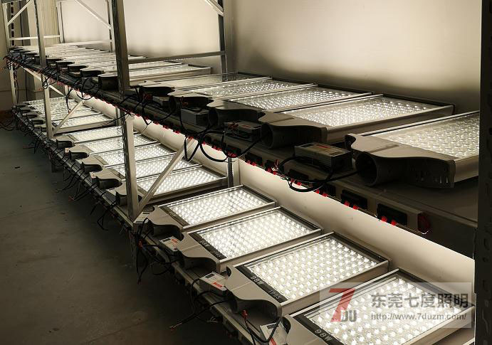 东莞香蕉视频官网照明大功率LED路灯老化效果照片