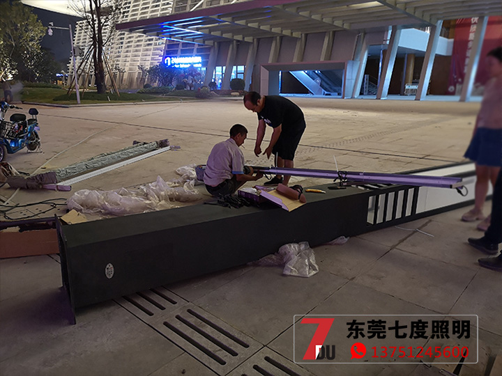 户外广场园林香蕉视频最新网址柱安装现场实拍