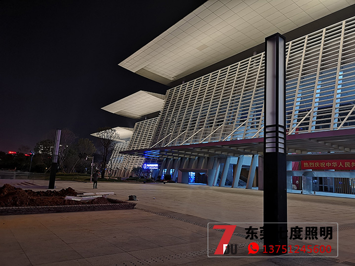 东莞市民服务中心中心广场方形香蕉视频最新网址柱安装效果图片