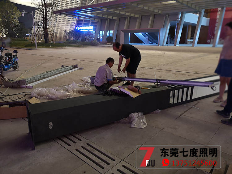 6米方形现代简约LED香蕉视频最新网址柱现场安装实拍图片