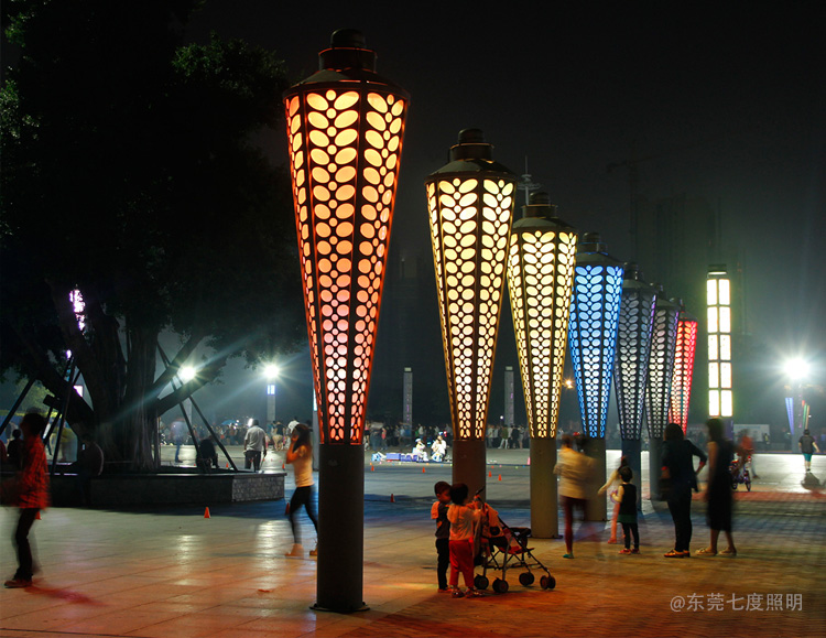 城市公园圆锥形立柱七彩LED香蕉视频最新网址夜间亮灯效果