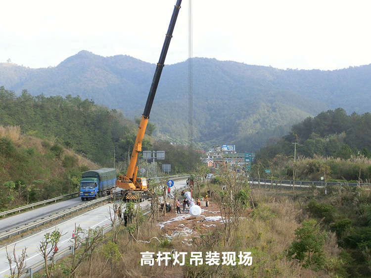 高速公路入口立交30米升降式九九香蕉视频影院吊装立杆现场