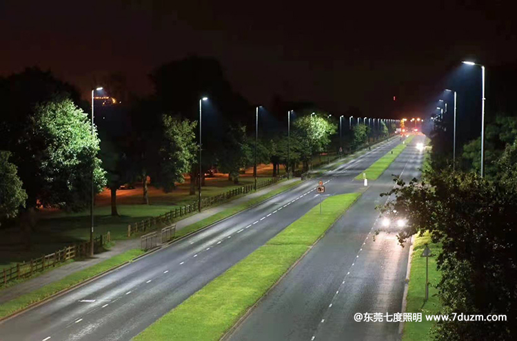 双向4车道10米高道路香蕉视频APP官网下载+200WLED路灯照明效果